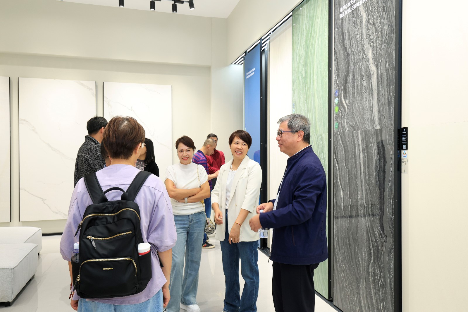 参观展厅4.jpg 参观展厅4.jpg